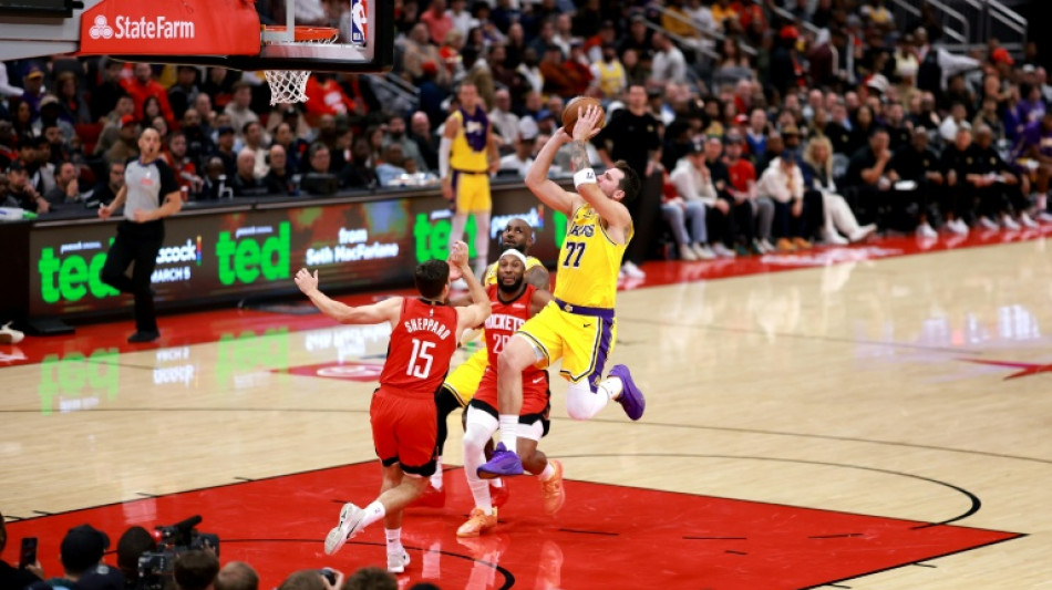 Doncic leads Lakers to sixth straight win, Spurs sink Clippers