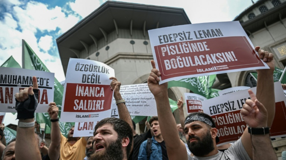 'Remember Charlie Hebdo!' Protesters seethe at Istanbul magazine