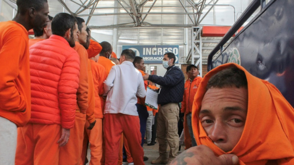 Colômbia recebe 600 cidadãos deportados que estavam presos no Equador