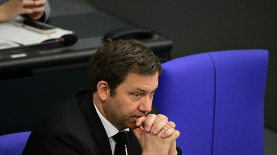 Klingbeil legt Geld bei seiner Bank in Lüneburger Heide an