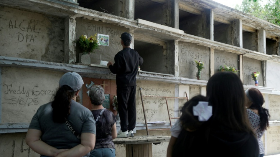 S&eacute;ismes au Venezuela: au cimeti&egrave;re de Caracas, les cr&eacute;mations s'encha&icirc;nent