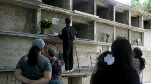 S&eacute;ismes au Venezuela: au cimeti&egrave;re de Caracas, les cr&eacute;mations s'encha&icirc;nent