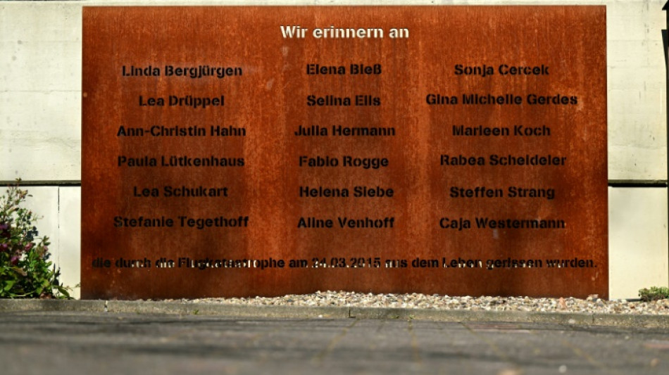Angeh&ouml;rige gedenken der Opfer des Germanwings-Absturzes 2015