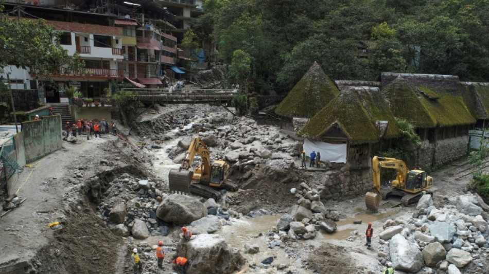 Brigadas despejan accesos de pueblo pr&oacute;ximo a Machu Picchu tras inundaciones