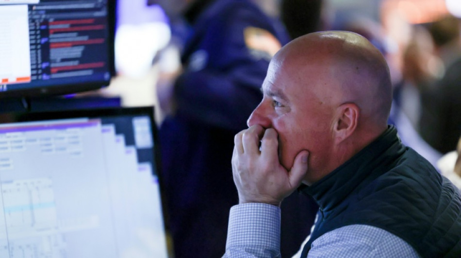 Wall Street ouvre en baisse, reste particulièrement fébrile