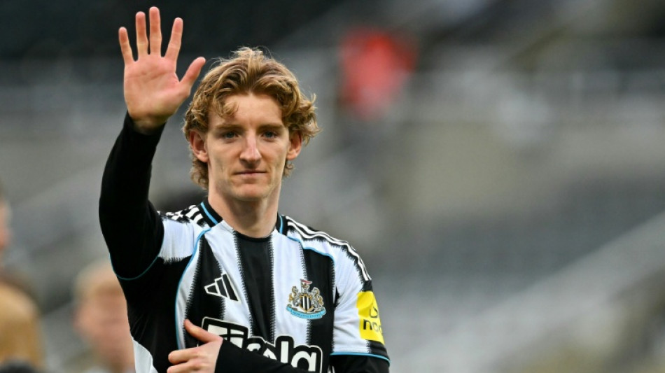 Barcelona sign winger Gordon from Newcastle