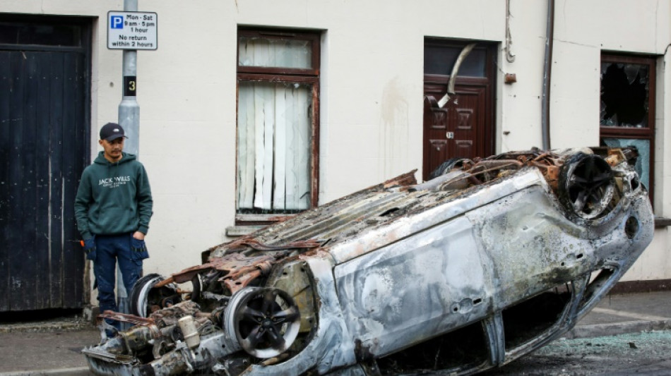 Appels au calme après une deuxième nuit d'émeutes en Irlande du Nord