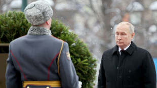 EUA anuncia novas san&ccedil;&otilde;es, enquanto Putin elogia 'her&oacute;is' russos
