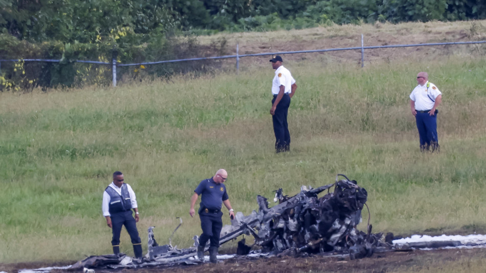 Piccolo aereo con due persone a bordo cade in Stato di New York