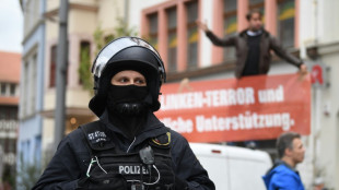 Neonazista começa a cumprir pena em prisão feminina após mudar de gênero