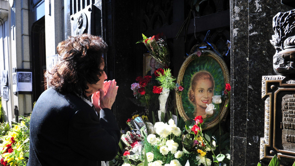 Un bar nello storico cimitero dove riposa anche Evita, polemiche in Argentina