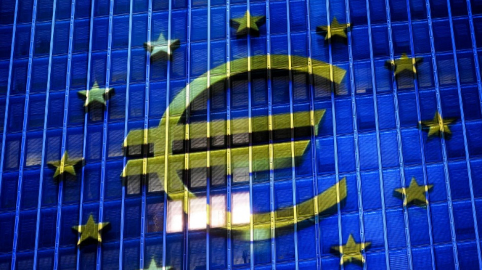 La BCE maintient ses taux face &agrave; l'euro fort et l'inflation ralentie