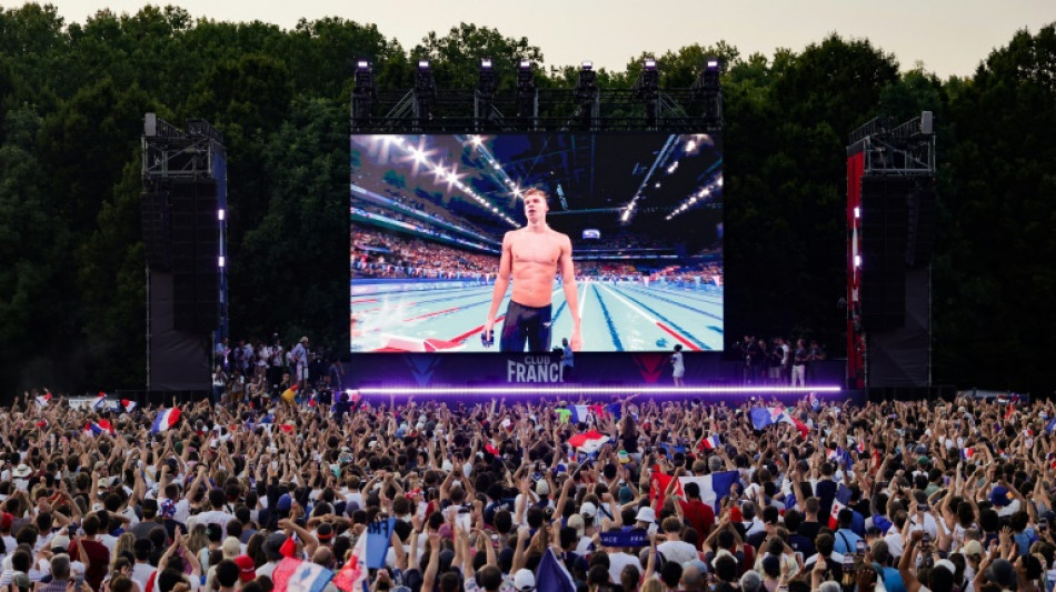 Parisienses voltam &agrave; cidade atra&iacute;dos pela festa ol&iacute;mpica, ap&oacute;s fugirem do 'caos'