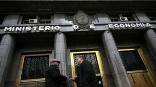 Derrumbe de acciones y subida del d&oacute;lar tras el rev&eacute;s electoral de Milei en Argentina