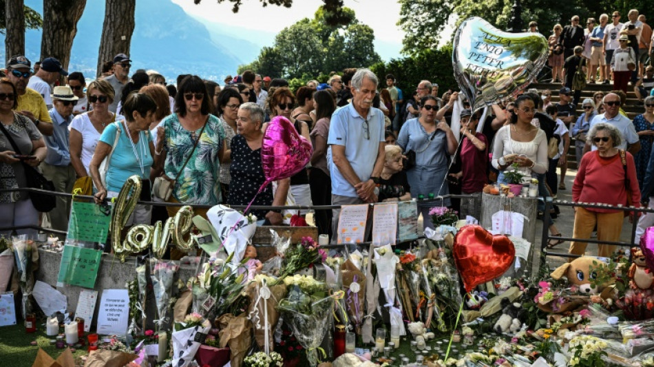 "Parlez-moi d'amour": Annecy salue les victimes et h&eacute;ros de l'attaque