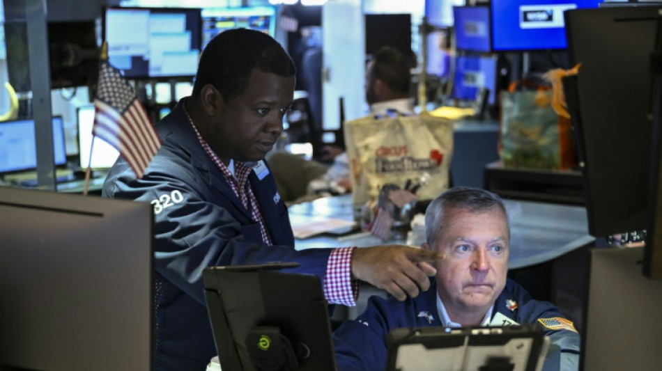 Wall Street évolue en baisse, continue de scruter les données sur l'emploi