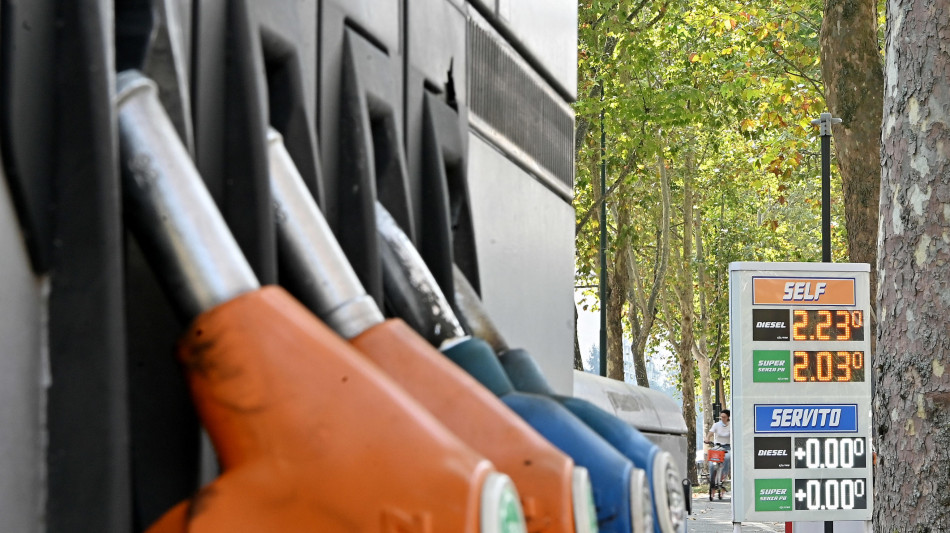 Mimit, prezzi gasolio in leggero calo, benzina self a 2,035