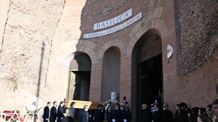 Il funerale di Valentino, solo fiori bianchi in chiesa
