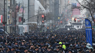 Nueva York honra a polic&iacute;a asesinado, s&iacute;mbolo de alza de la violencia