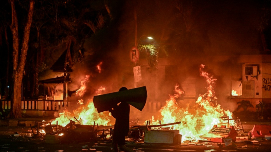 Saquean viviendas de pol&iacute;ticos en tercer d&iacute;a de protestas en Indonesia
