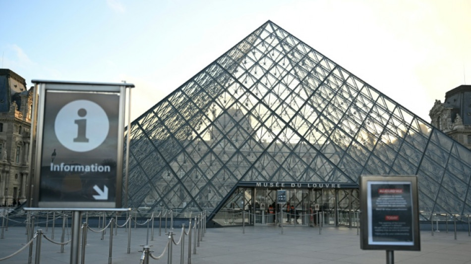 Greve provoca o fechamento do Louvre