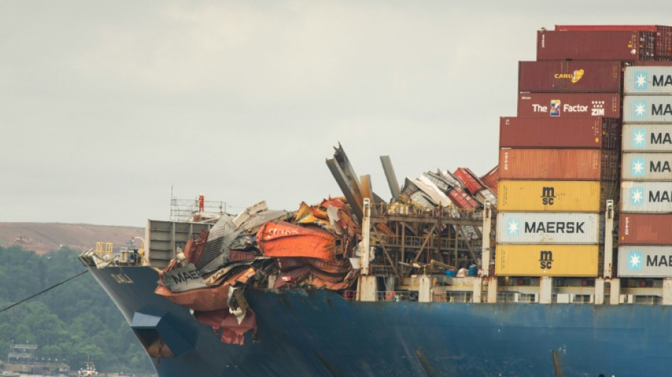 Navio que destruiu ponte de Baltimore nos EUA &eacute; rebocado para estaleiro