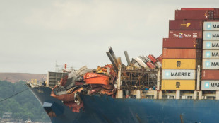 Navio que destruiu ponte de Baltimore nos EUA &eacute; rebocado para estaleiro