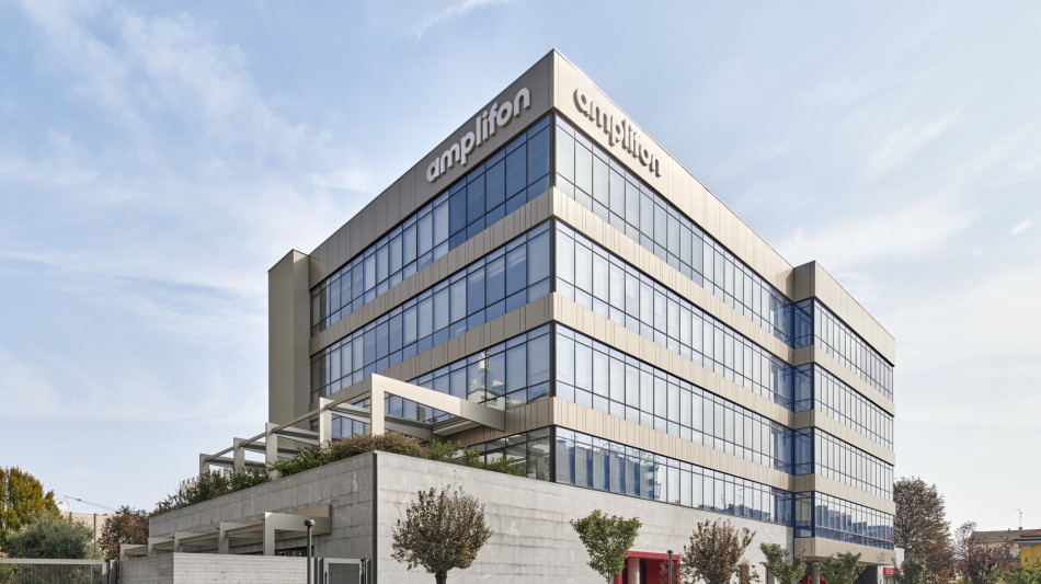Amplifon chiude il 2025 con ricavi che salgono a 2,4 miliardi