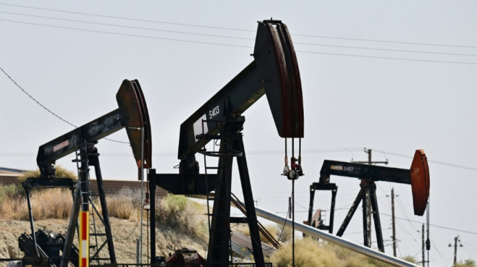 Caen los precios del petr&oacute;leo tras el levantamiento temporal de las sanciones de EEUU a Venezuela