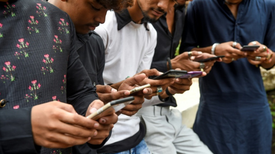 Investigan en India el suicidio de tres hermanas a las que se priv&oacute; del tel&eacute;fono m&oacute;vil