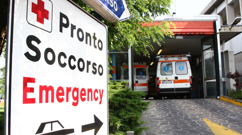 Ferita con 3 colpi pistola e lasciata fuori ospedale, morta