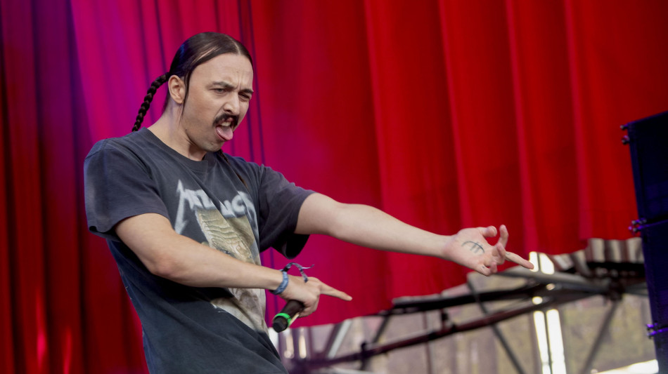 Tommy Cash a Ostuni incontra le 'nonnine' di Espresso Macchiato