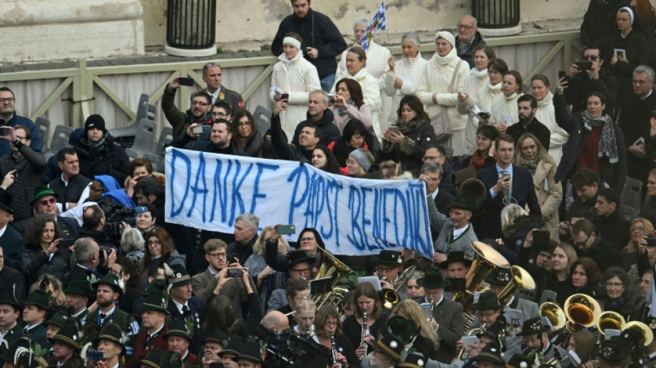 Zehntausende nehmen auf dem Petersplatz Abschied vom fr&uuml;heren Papst Benedikt XVI.