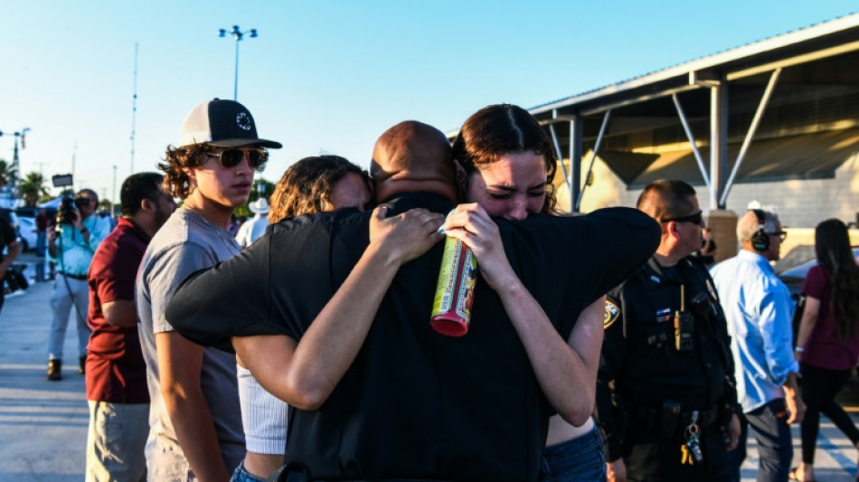 Llantos y abrazos en vigilia por las v&iacute;ctimas de matanza escolar en Texas