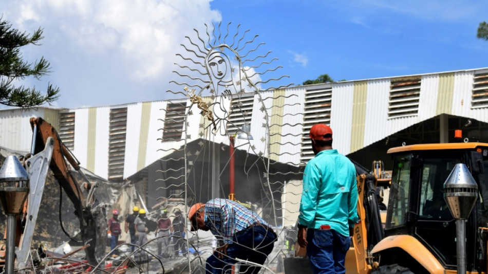 Con once muertos finaliza rescate en iglesia que se derrumb&oacute; durante misa en M&eacute;xico