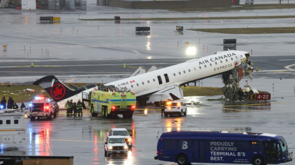 El aeropuerto LaGuardia de Nueva York reabre tras un choque mortal entre un avi&oacute;n y un cami&oacute;n en la pista
