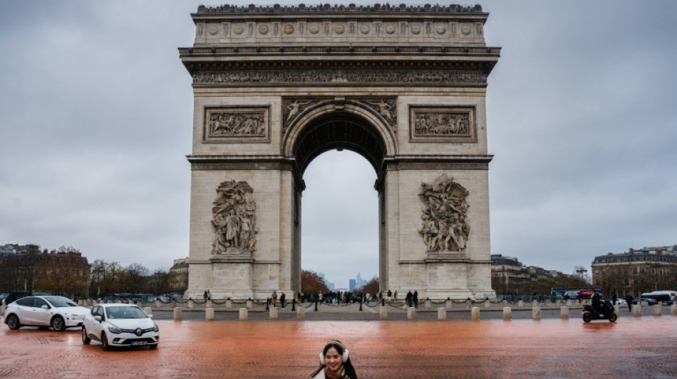 Greenpeace asperge de peinture la place de l'&Eacute;toile &agrave; Paris