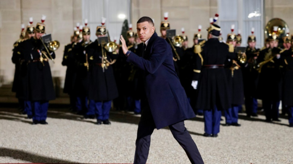 Emir do Catar se re&uacute;ne com Macron em Paris e participa de jantar com Mbapp&eacute;