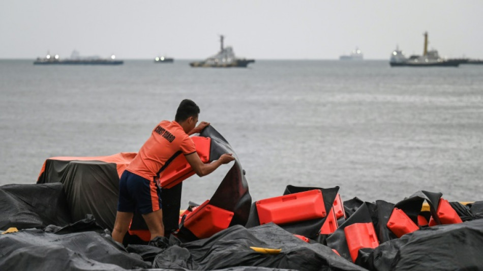 Aux Philippines, les garde-c&ocirc;tes tentent de contenir la nappe de p&eacute;trole