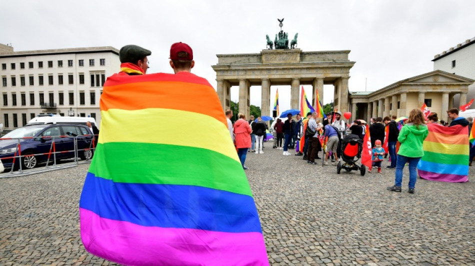 Regenbogenflagge darf an Bundesgeb&auml;uden gehisst werden