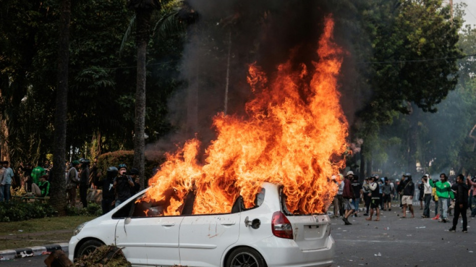 Indonésie: des milliers de manifestants à travers le pays, l'armée déployée