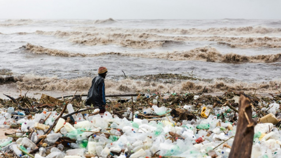 Ciudad sudafricana de Durban intenta volver a la normalidad tras inundaciones hist&oacute;ricas