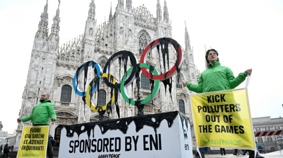Manifestantes do Greenpeace protestam contra patrocinador ol&iacute;mpico