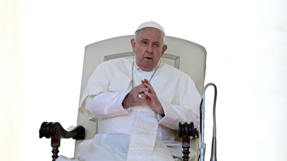 Papa diz que governos endividados n&atilde;o podem impor priva&ccedil;&otilde;es 'indignas' &agrave; popula&ccedil;&atilde;o