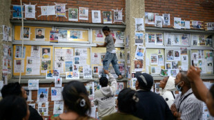 Un muro con fotos de los desaparecidos en Nepal mantiene viva la esperanza tras el deslave
