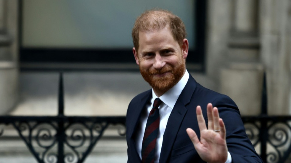 Pr&iacute;ncipe Harry e Elton John exigem ineniza&ccedil;&atilde;o 'substancial' do Daily Mail