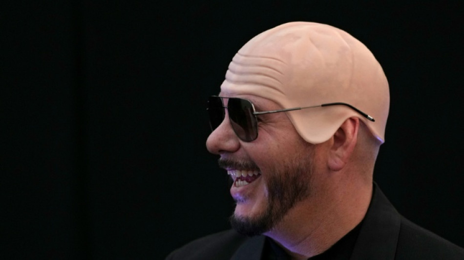 Gut 21.000 k&uuml;nstliche Glatzen: Skurriler Rekord bei Konzert von US-Rapper Pitbull