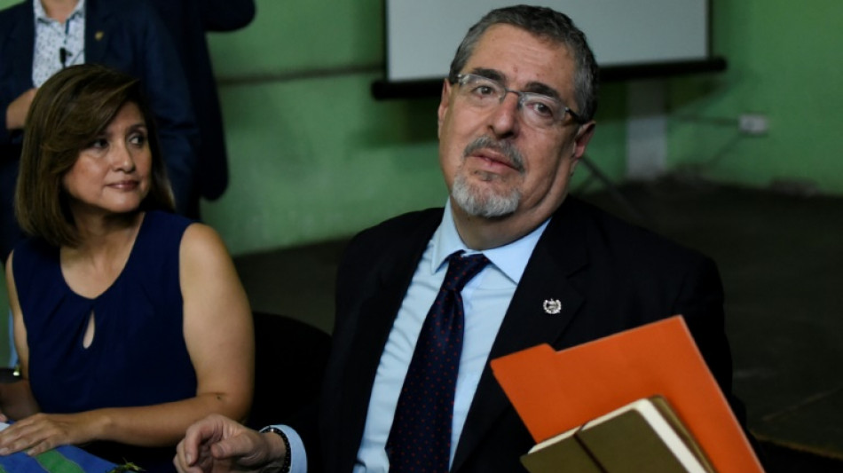 Empresarios de Guatemala piden que Ar&eacute;valo asuma el 14 de enero