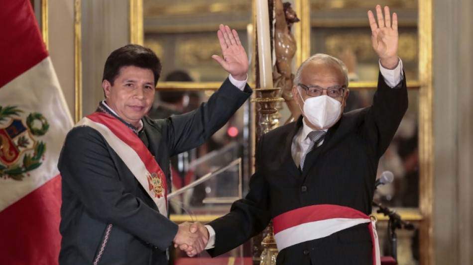El presidente de Per&uacute; nombra Primera Ministra y gabinete en medio de la crisis con el Congreso