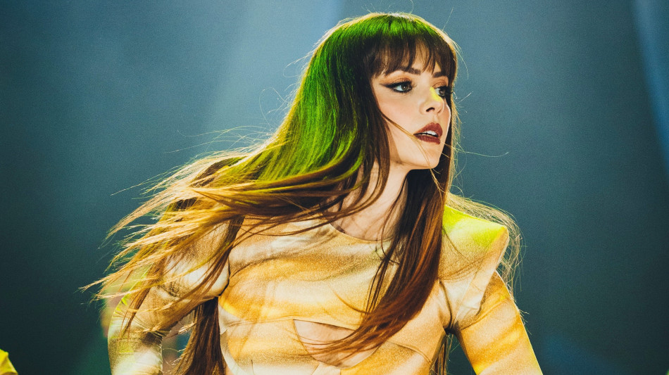 Annalisa sul palco con 14 ballerini, Napoli accoglie la regina del pop